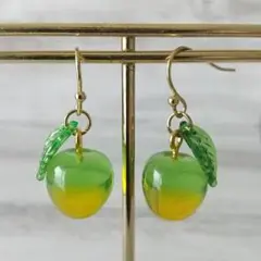 No.2303 青りんご ピアス ハンドメイド レジン