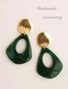 ゴールドメタル×グリーン　大ぶり　イヤリング　ピアス　ハンドメイド
