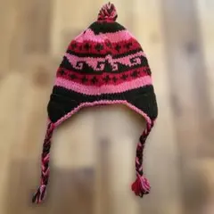 最終底値！▶︎トライバルパターンの赤ピンク茶系のボンボン紐付きニット帽！可愛い美品