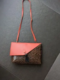 オレンジ ヘビ柄 ショルダーバッグ タッセル付き