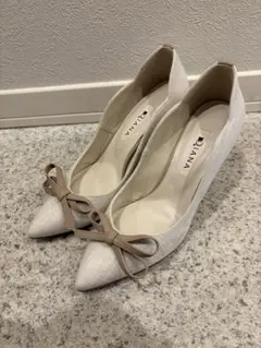 【DIANA】キャンパス地 リボン付きホワイトパンプス