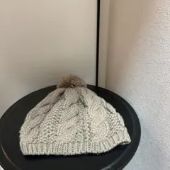 ベージュ ケーブル編み ニット帽 ポンポン付き