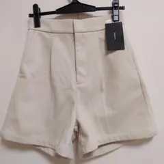 新品タグ付きKastaneアイボリー タック入り ショートパンツ F