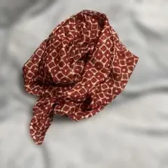 幾何学模様の赤のスカーフ