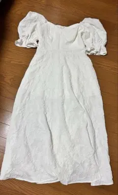 ホワイトオフショルダーワンピース