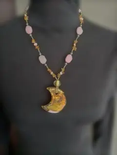 【週末お値下げ】 三日月型ペンダントの天然石ネックレス