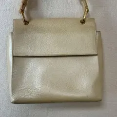 グッチ ショルダーバッグ パテントレザー 金具 Gロゴ ホワイト 台形 