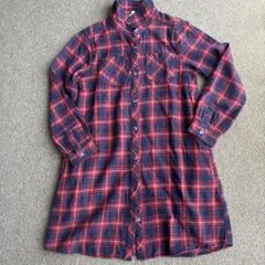 チェック柄ワンピースと長袖Tシャツ