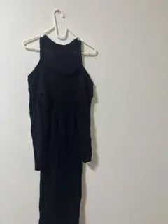 黒いニットワンピース 長袖 スリット入り