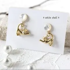 伸びをする白猫ピアス