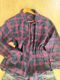 赤と黒のチェック柄シャツ