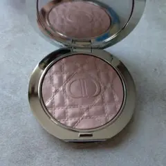 ディオールスキンフォーエヴァーグロウルミナイザー　03ピンクヘイロー