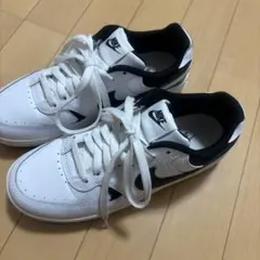 Nike ホワイト/ブラック スニーカー