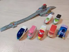 トレインヒーロー　マジカル変形7体＋トレインベース カタパルトシューター