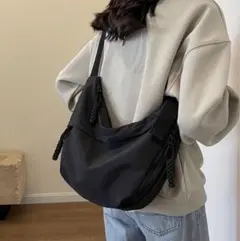 ショルダーバッグ バック 斜めがけ ブラック ボディバッグ ハーフムーン