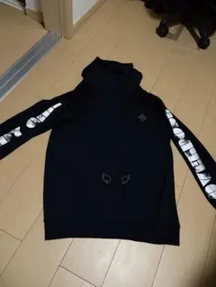 黒いフード付きパーカー