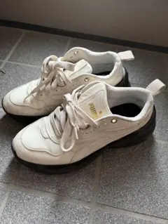 プーマ　厚底スニーカー