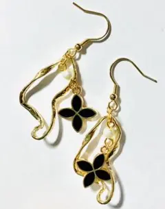 ブラッククローバーとゴールドチャームのピアス