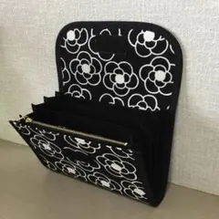 黒カメリア柄　蛇腹式　母子手帳ケース、通帳ケース、お薬手帳ケース、カードケース