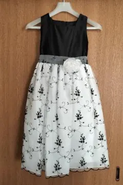 子供　フォーマルドレス 黒と白 フラワー刺繍