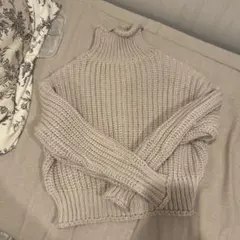 ベージュ タートルネック ニット