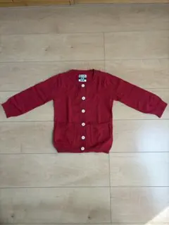 赤いボタン付きカーディガン