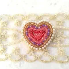 ハート型ビーズ刺繍ブローチ（ピンク＆パープル）