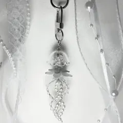 ビーズキーホルダー　クラゲチャーム　ハンドメイド　キーチェーン　くらげ　グレー