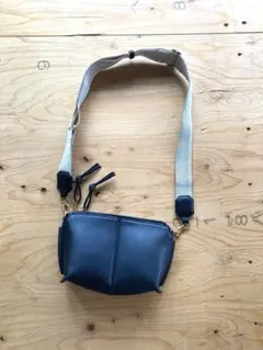 ZARA　完売品　ミニショルダーバッグ　ボディ　サコッシュ　黒のサムネイル