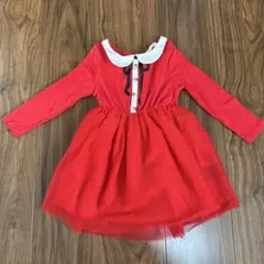 赤いワンピース 白い襟 黒いリボン