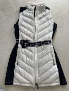 JUN &ROPE ホワイト ノースリーブ ダウンワンピース JUN&ROPE'（ジュンアンドロペ）の「【撥水】ロゴベルト付き