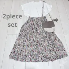 コーデ売り　シンプル白Tシャツ　フラワープリント　フレアスカート