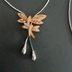 蝶のデザインのネックレス