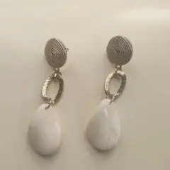 新品　レトロピアス　ヴィンテージゴールド　ホワイトマーブル　大ぶり　アンティーク