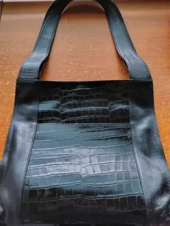 メタリックグレー クロコ型押し ハンドバッグ ファーチャーム付 - メルカリ