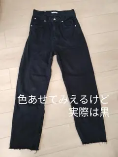 黒のストレートデニムとアイボリーのフード付きパーカー