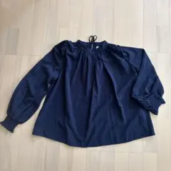 ネイビー フリルネックシャツ