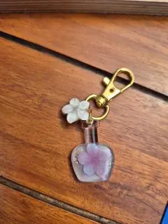 花デザインの樹脂製チャーム