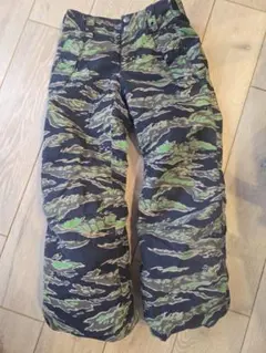 Burton 迷彩スノーボードパンツ 子ども用