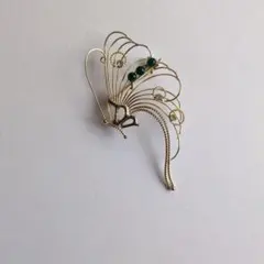 エレガントな羽のブローチ