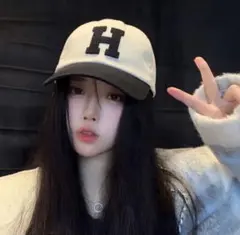 ◆H刺繍アイボリー&ブラックベースボールキャップ