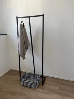 黒いハンガーラックのサムネイル