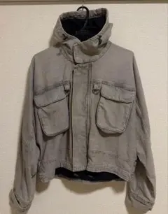 フード付きグレーショート丈ジャケット