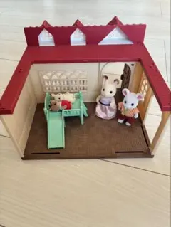 シルバニアファミリー　きいちご林のお家　お人形とベッド付き