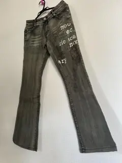 グレー ブーツカットデニム プリント入り
