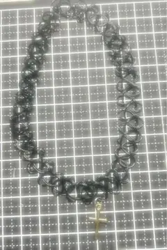 黒いプラスチックネックレス クロスチャーム付き