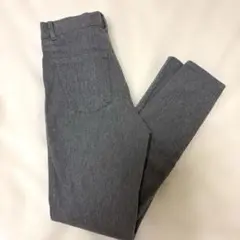 グレー