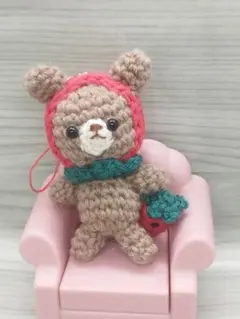 いちごを持ったクマさんの編みぐるみ　ストラップ