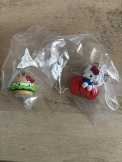 ハローキティ アメリカンデザインめじるしアクセサリー2こセットリボンハンバーガー