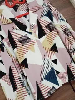 【美品】【激安】レディース　幾何学模様　長袖シャツ　ショート丈　M